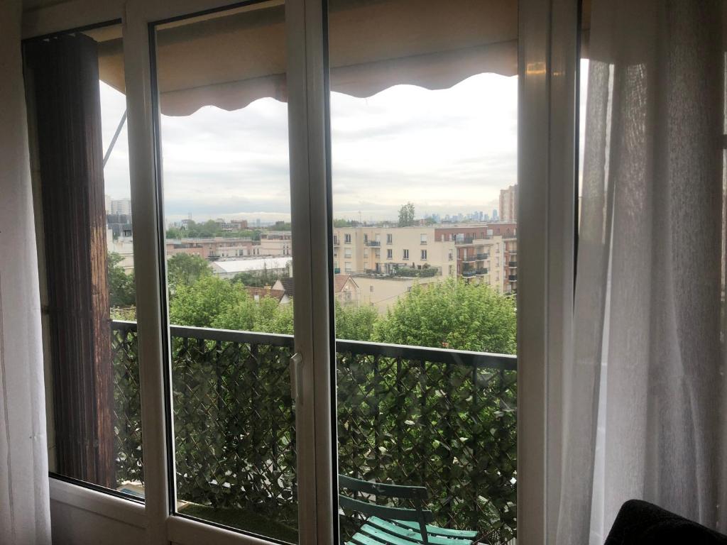 ventana con vistas a la ciudad en Appartement 70 m2 proche Paris JO, en Épinay-sur-Seine
