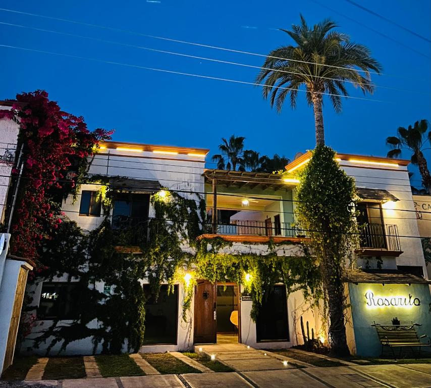 ein Gebäude mit einer Palme davor in der Unterkunft Rosarito Hotel in Loreto
