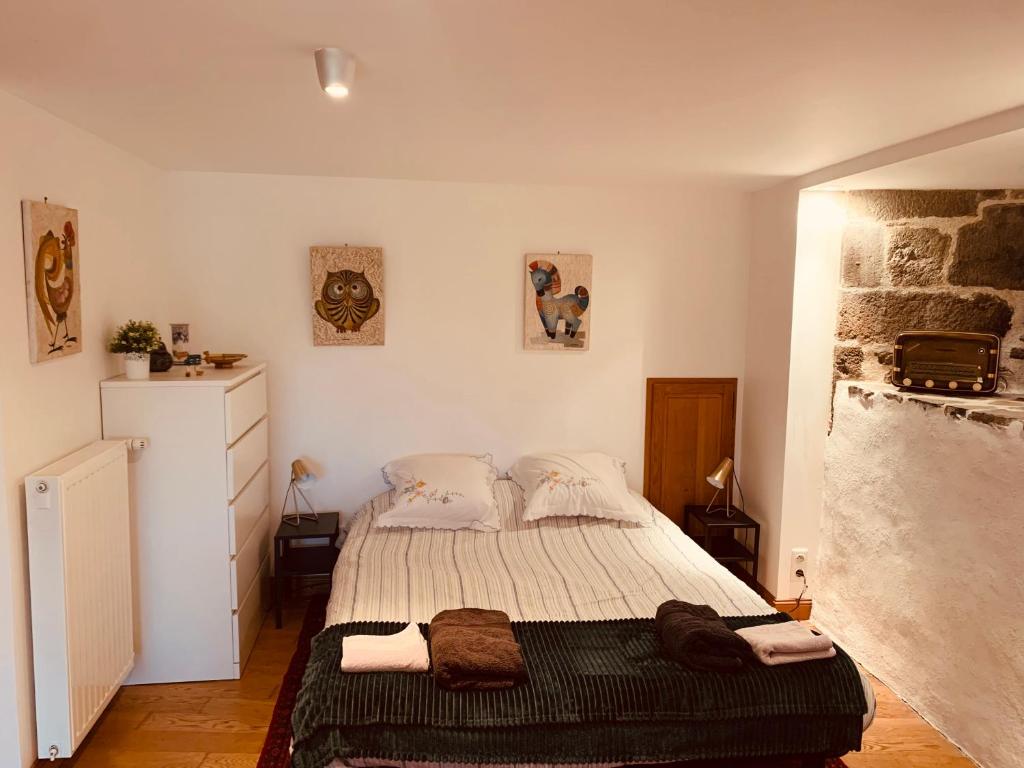 sypialnia z łóżkiem z ręcznikami w obiekcie Maison studio avec jardin w mieście Salers