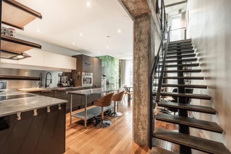 una cocina con una escalera que conduce a un asterisco en Elegant apartment Vieux Port Montreal, en Montreal