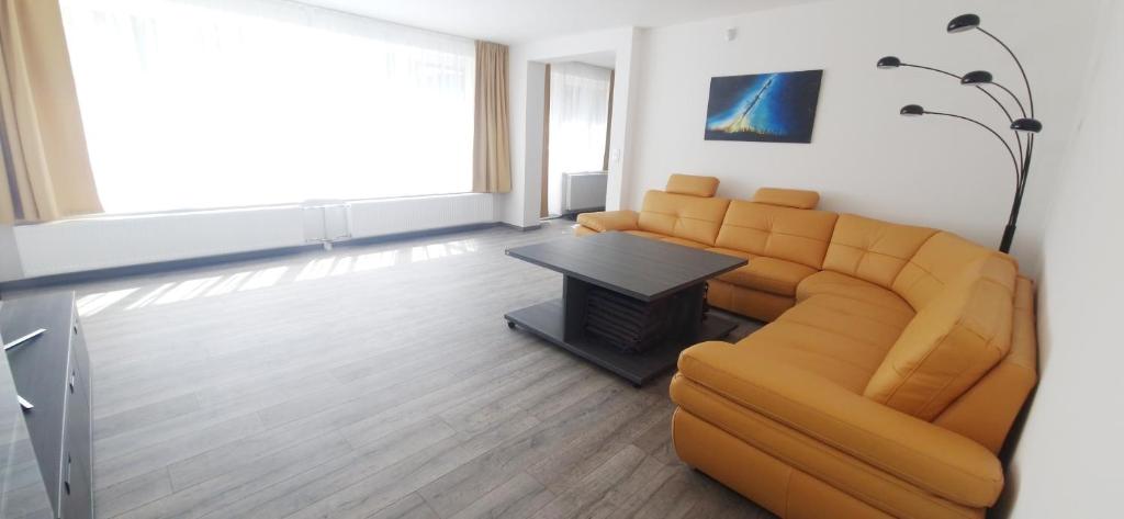 Relax apartmán Pod Javorem في كلادنو: غرفة معيشة مع أريكة وطاولة