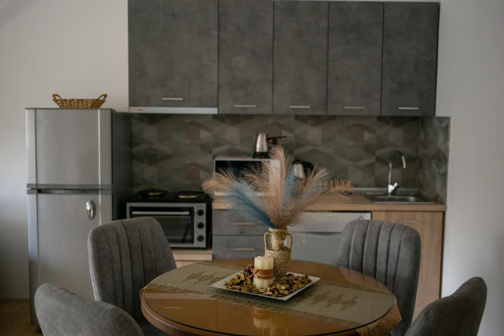 O bucătărie sau chicinetă la LENI Apartment