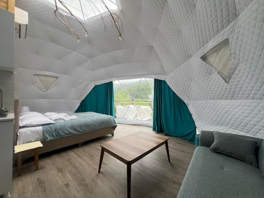 Postel nebo postele na pokoji v ubytování Glamping Machakhela
