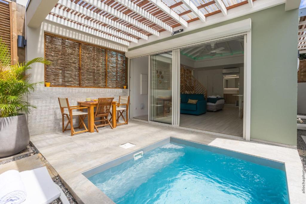 Bazén v ubytování Cocoonhuts Résidences Martinique nebo v jeho okolí
