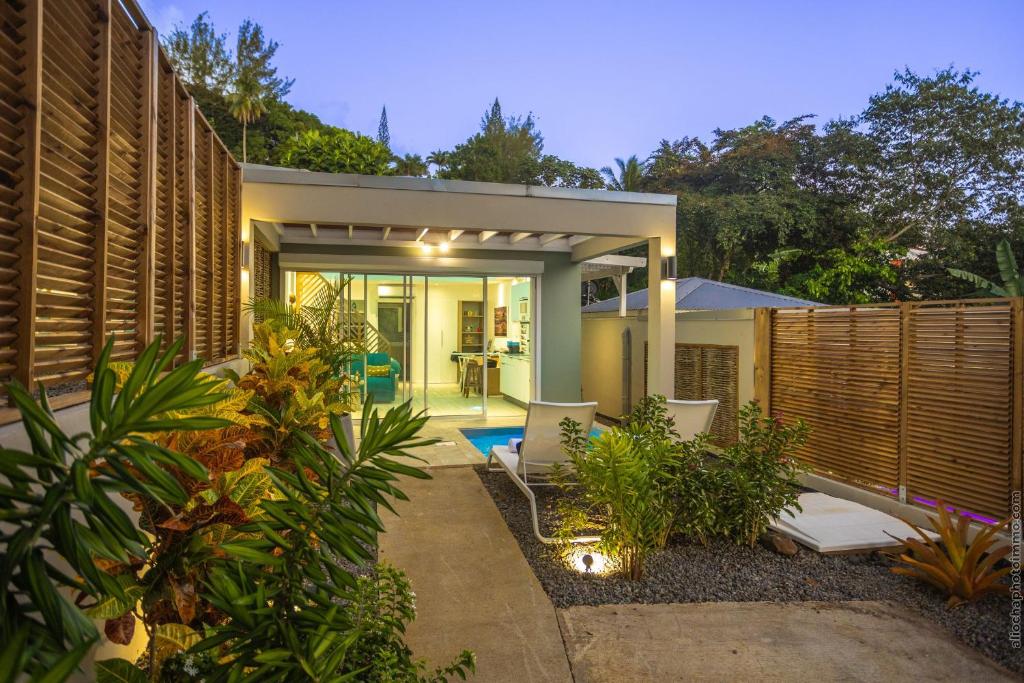 Bazén v ubytování Cocoonhuts Résidences Martinique nebo v jeho okolí