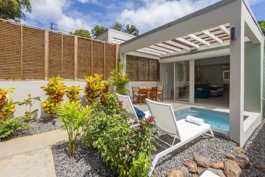 Bazén v ubytování Cocoonhuts Résidences Martinique nebo v jeho okolí
