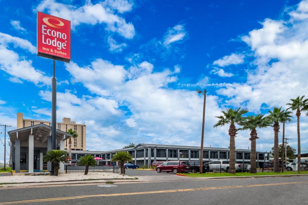 un panneau devant un hôtel avec des palmiers dans l'établissement Econo Lodge Inn & Suites, à Laredo