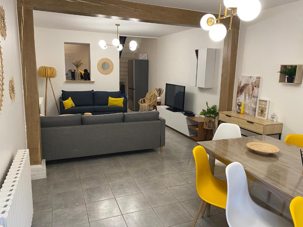 un salon avec un canapé et une table dans l'établissement Grande maison pêcheur. Centre ville Trouville, à Trouville-sur-Mer