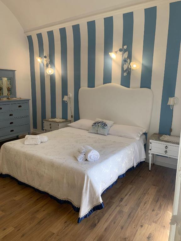 A bed or beds in a room at La Zagara B&B