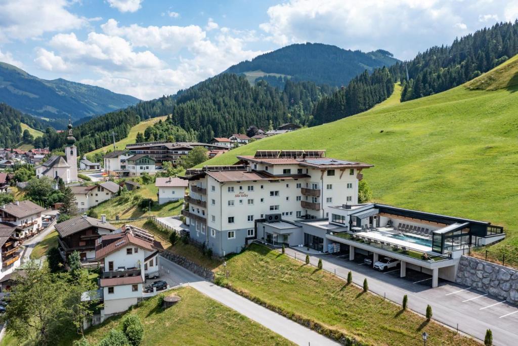 阿菲克的住宿－Sun Valley - Wildschönau，享有山脉村庄的空中景致