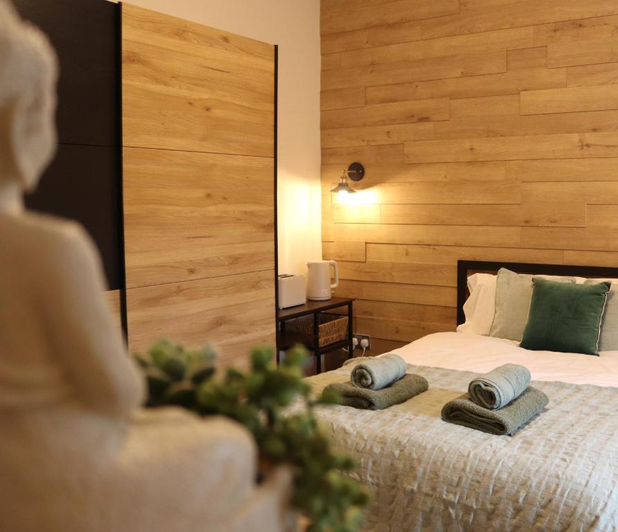 Tempat tidur dalam kamar di Emerald nest Eastbourne