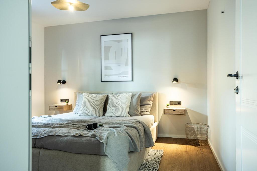 Un pat sau paturi într-o cameră la Oskar Apartments