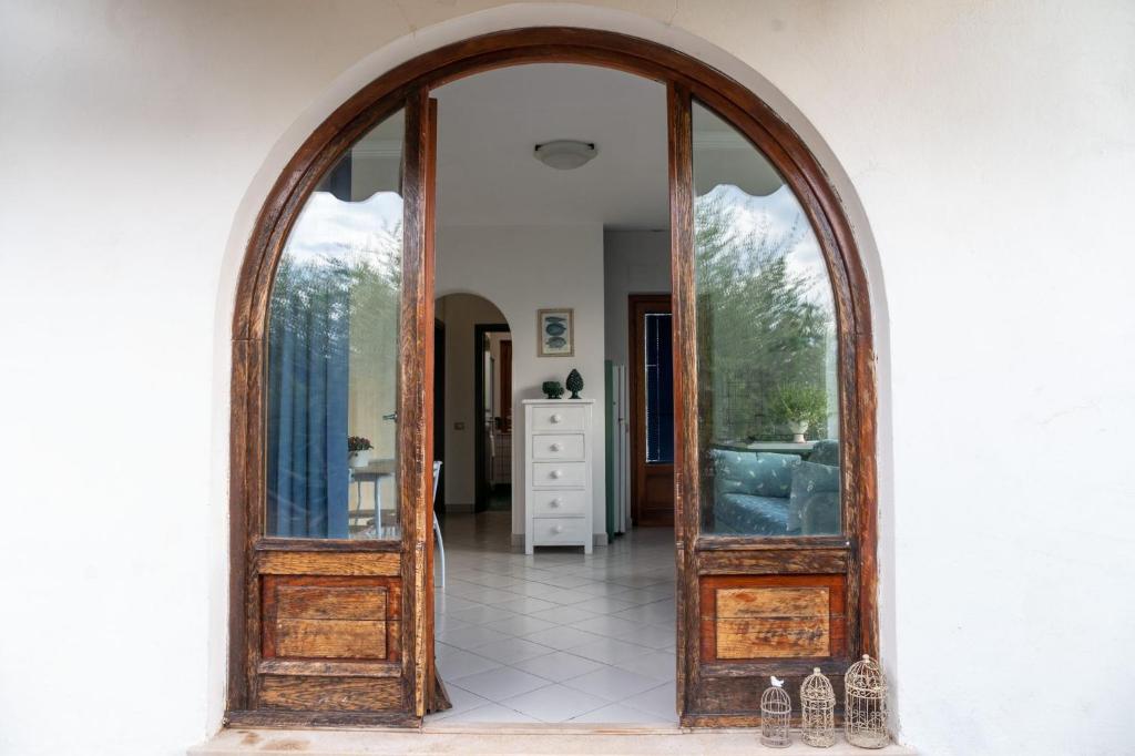 een gebogen deur met een grote spiegel in een kamer bij Case Vacanze Torre Petrosa in Villammare