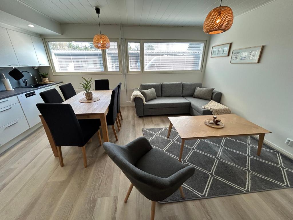 a living room with a couch and a table at Kyllikinsola 18 B5 Tilava 52 neliöinen rivitalokaksio 1-5 henkilöä in Seinäjoki