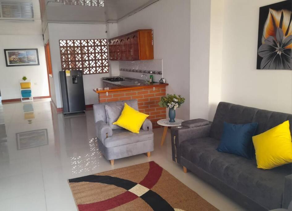 een woonkamer met een bank en een keuken bij Apartamento Hermoso Riosucio 201 in Ruiosucio