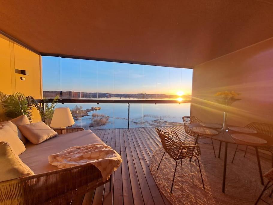 1 dormitorio con cama y vistas al agua en Luksuskolmio järvinäköalalla, en Jyväskylä
