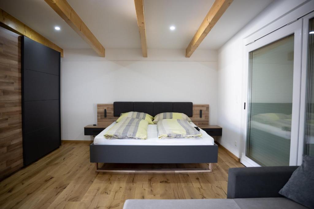 מיטה או מיטות בחדר ב-Ferienwohnung über dem Weingut Schüller