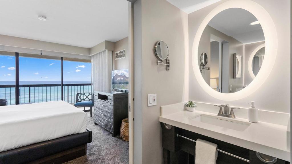 Postel nebo postele na pokoji v ubytování Luxury Oceanfront 2 Bedroom Apartment at Waikiki Beach Tower