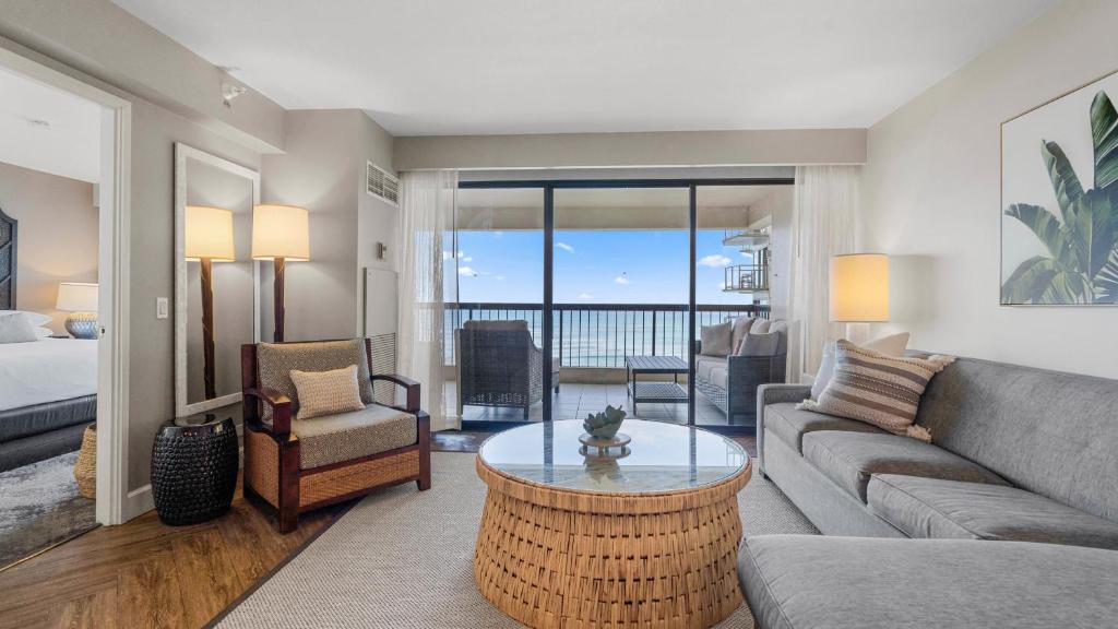 Posezení v ubytování Luxury Oceanfront 2 Bedroom Apartment at Waikiki Beach Tower