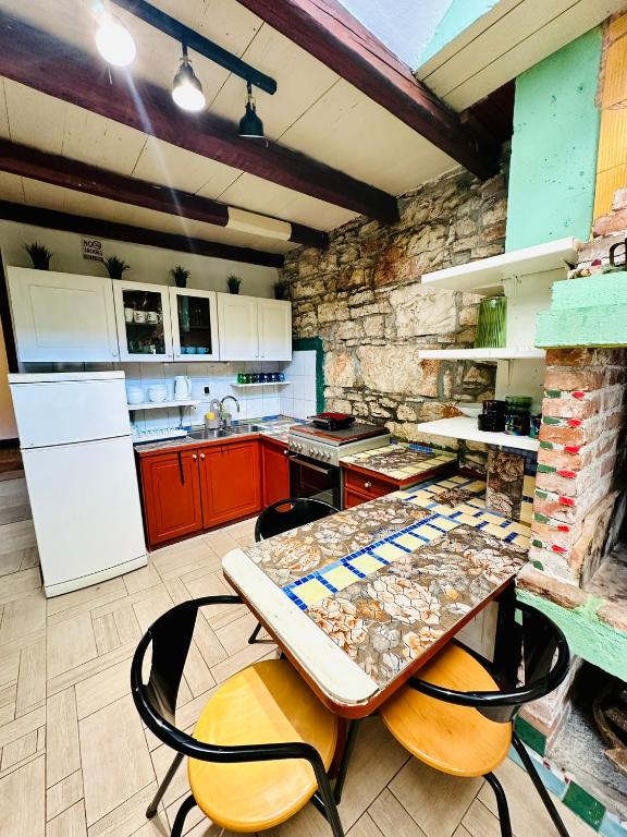 Kuchyň nebo kuchyňský kout v ubytování HOSTEL ART & JOY