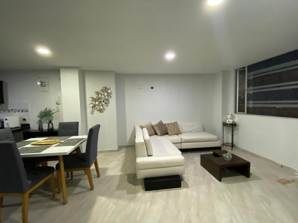Sibundoy的住宿－Apartamento 501 Edificio Habitar Castelvi，客厅配有沙发和桌子