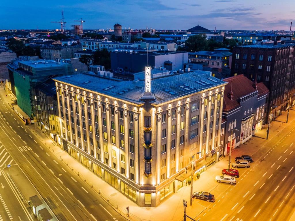 ein beleuchtetes Gebäude in der Nacht auf einer Stadtstraße in der Unterkunft Palace Hotel Tallinn, a member of Radisson Individuals in Tallinn