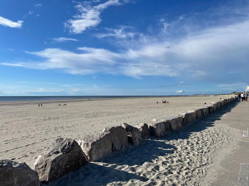 une plage avec un mur de soutènement dans le sable dans l'établissement BERCK sur Mer Appartement Cosy à 50 métres de la plage, à Berck-sur-Mer