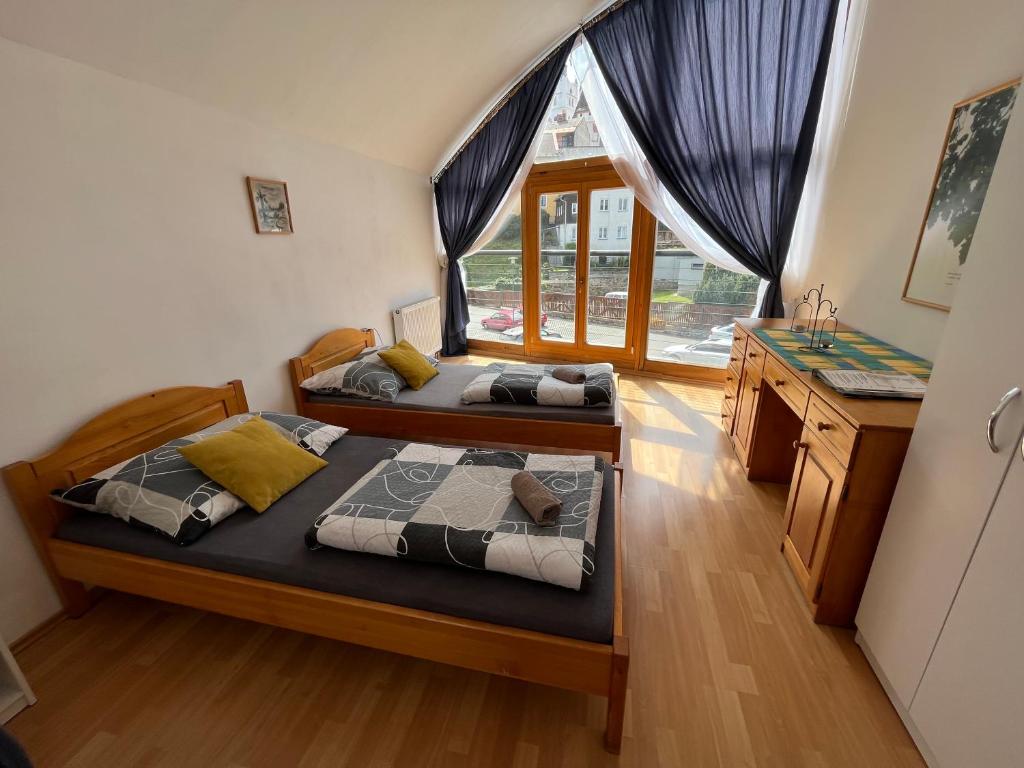 Postel nebo postele na pokoji v ubytování Apartmán s výhledem na zámek I