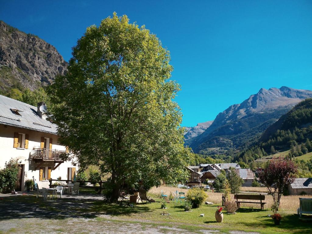 un arbre devant une maison avec des montagnes en arrière-plan dans l'établissement La Posada, à Saint-Paul