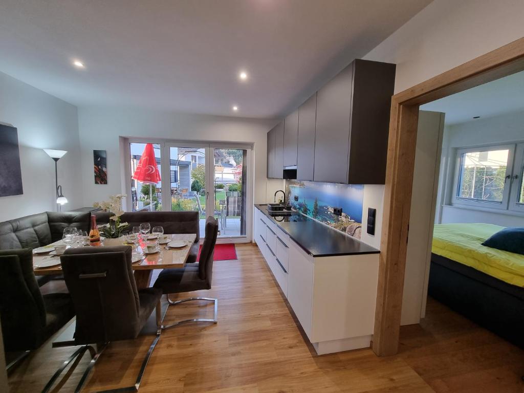 Kuchyňa alebo kuchynka v ubytovaní Golf & Ski Appartements Mittersill Trausmuth Monika inkl Sommercard - Golfplatz 500 m entfernt, inkl Waschmaschine, Trockner