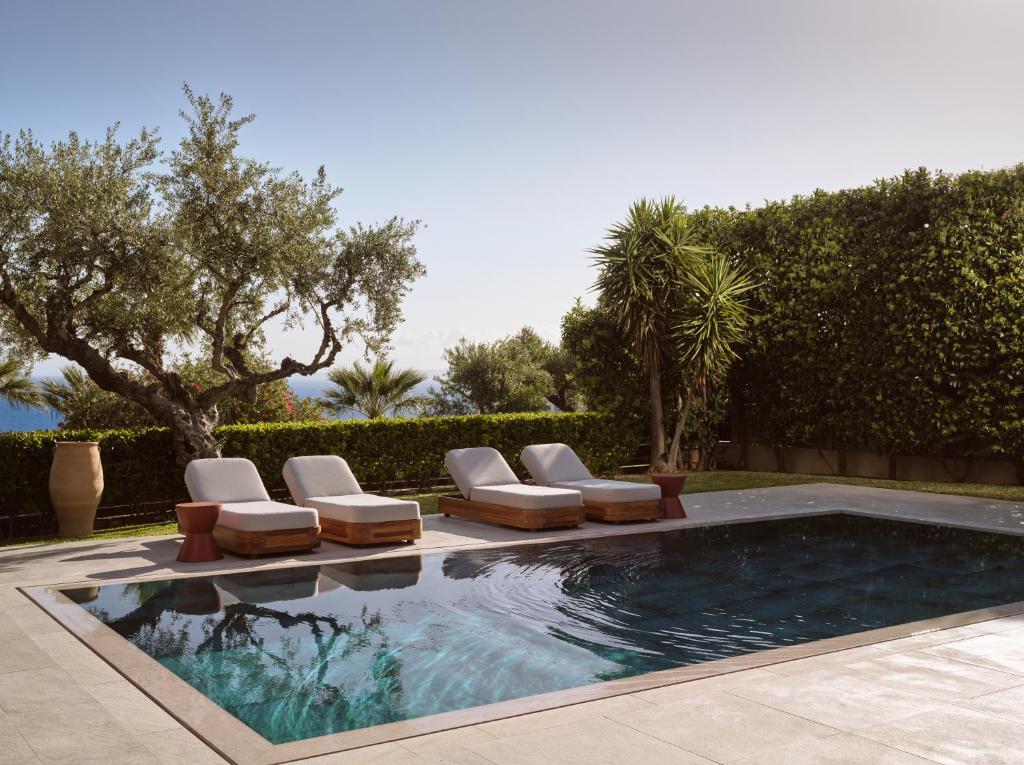 Basen w obiekcie Cielo villas - An Authentic Mediterranean Living lub w pobliżu