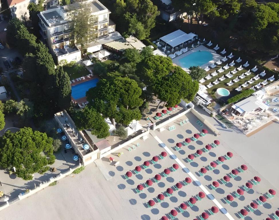an overhead view of a parking lot with umbrellas at Hotel Eden Park in Diano Marina