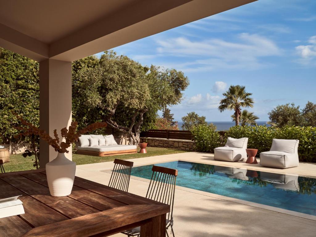 Basen w obiekcie Cielo villas - An Authentic Mediterranean Living lub w pobliżu