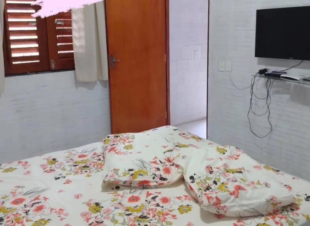 เตียงในห้องที่ Chalés Cantim da Felicidade