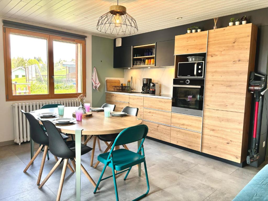 Kuchyňa alebo kuchynka v ubytovaní Appartement 4-6 personnes, vue lac