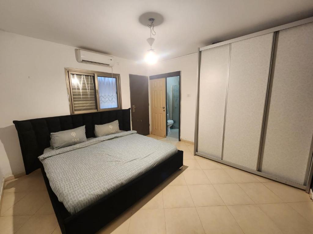 ein Schlafzimmer mit einem großen Bett in einem Zimmer in der Unterkunft מיני צימר רמון in Mitzpe Ramon