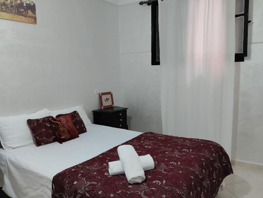Araucaria في الوليدية: غرفة نوم عليها سرير وفوط