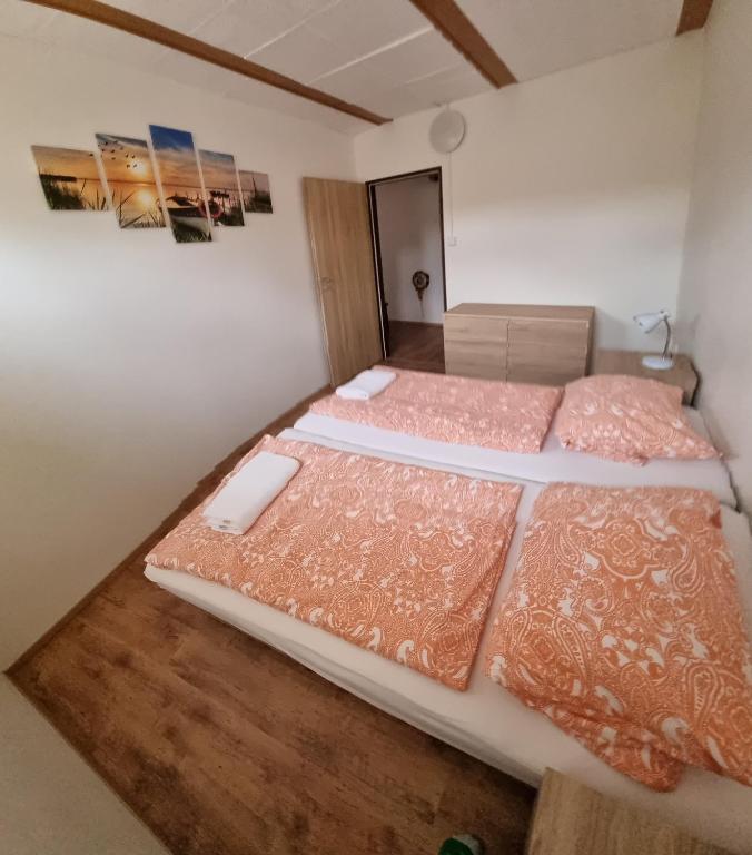 Postel nebo postele na pokoji v ubytování Apartmány Vinařství Klučov