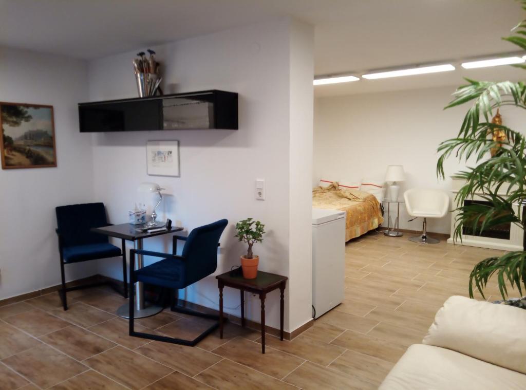 Cette chambre comprend un lit, une table et des chaises. dans l'établissement FeApp Parken & Pennen, à Mondsee