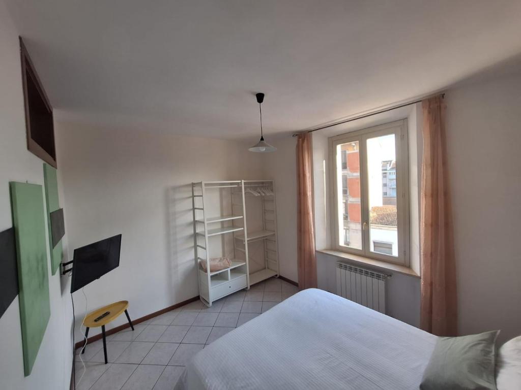 um quarto com uma cama e uma janela em Casa Vacanza da Franco em Cremona