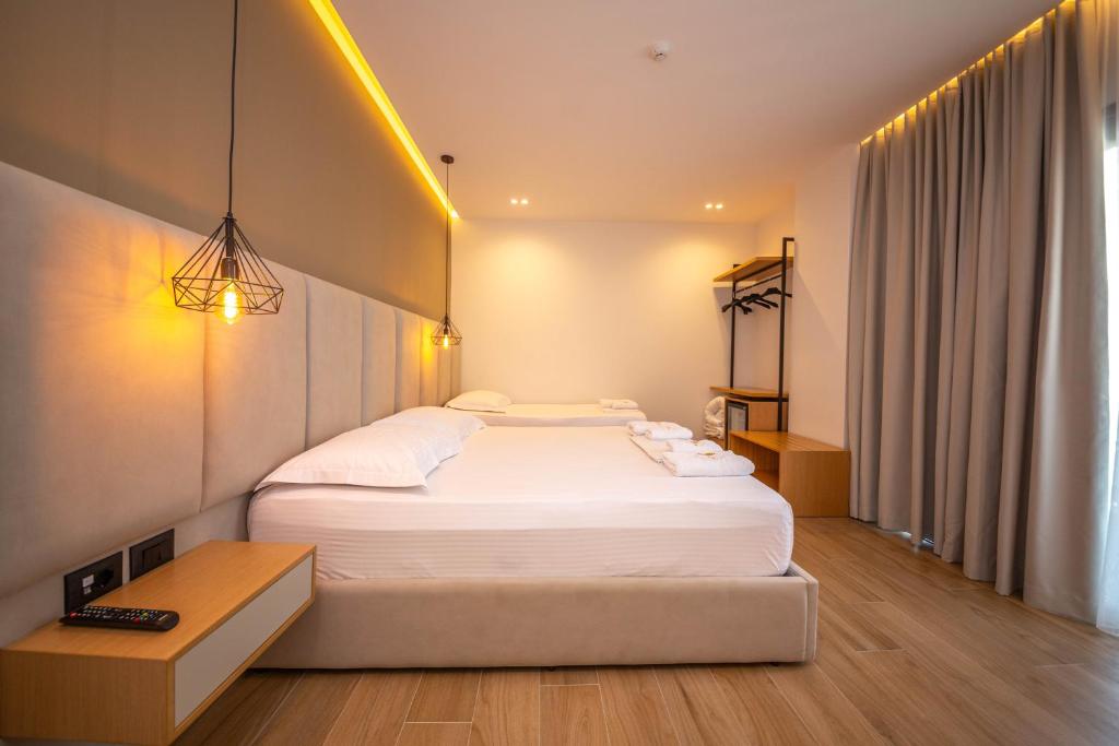 Uma cama ou camas num quarto em Absolute Hotel Ksamil