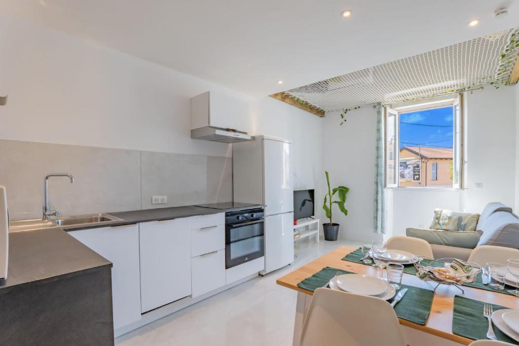 Photo de la galerie de l'établissement Golfe Juan T2 Mezzanine 40m²+ Parking, à Vallauris