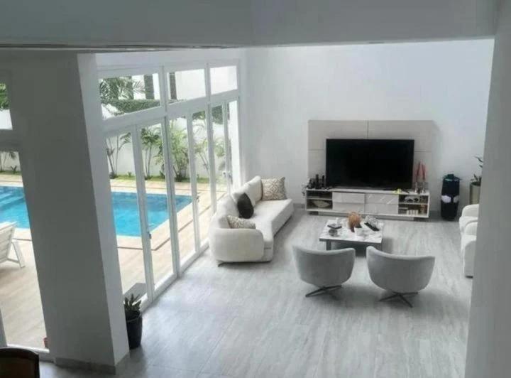 un soggiorno con divano e TV di Alojamiento en Samborondon a Guayaquil