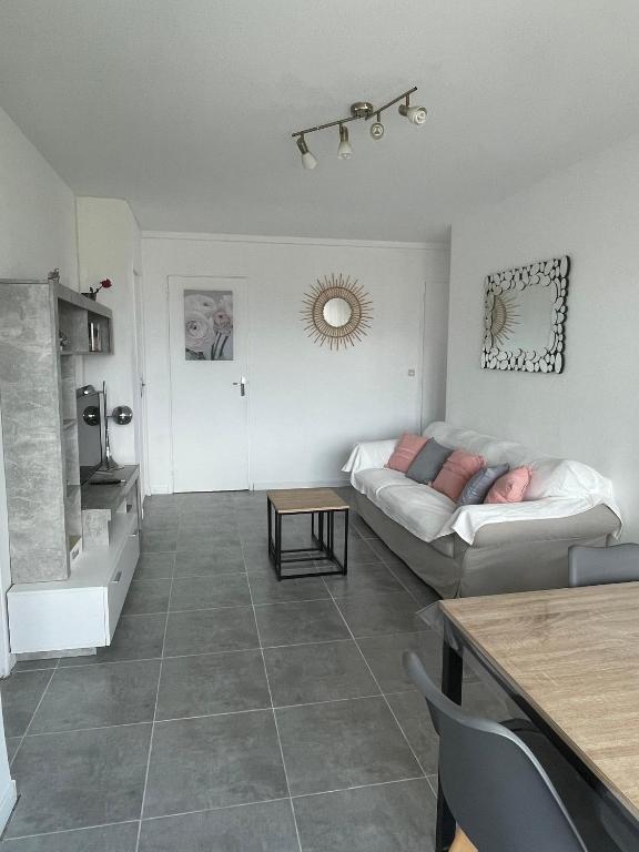 un salon avec un canapé et une table dans l'établissement T4 près du stade vélodrome et des plages, à Marseille