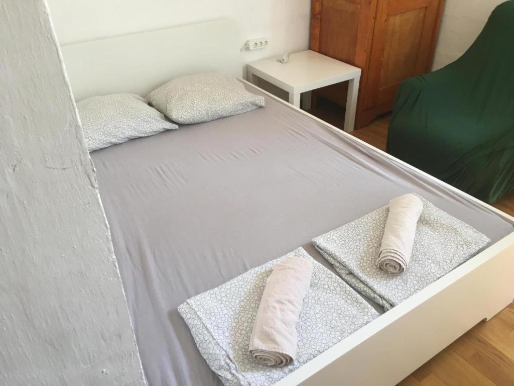 Una cama con dos almohadas encima. en Budapest Garden Hostel en Budapest