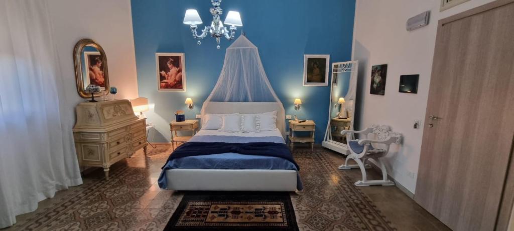 1 dormitorio con 1 cama con dosel en A Casa Di Lilly, en Palermo