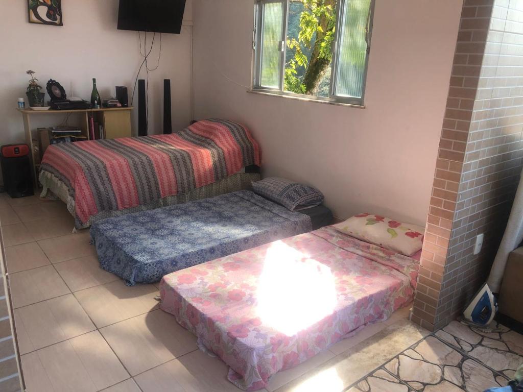 uma sala de estar com três repousa-pés e sidx sidx em Repouso do corcovado hostel no Rio de Janeiro
