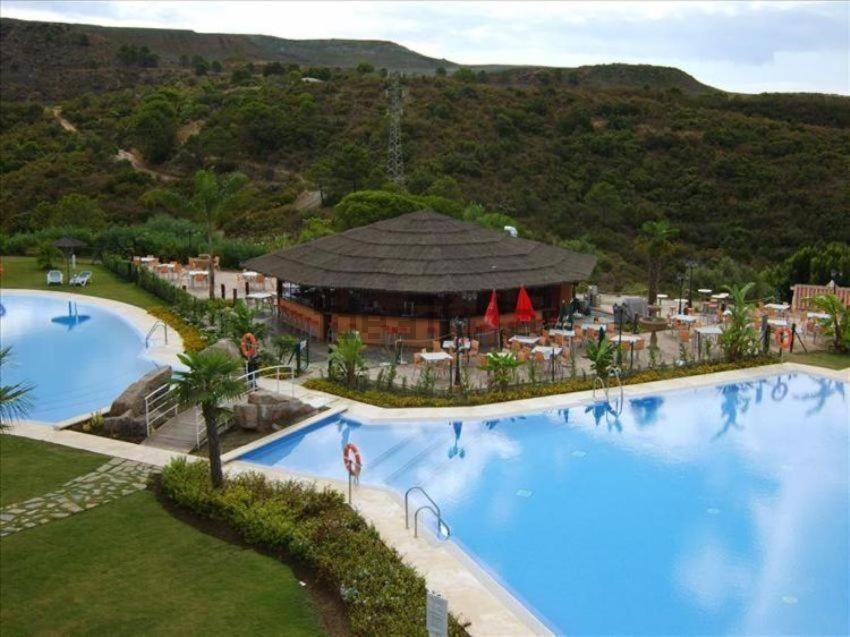 een luchtzicht op een resort met 2 zwembaden bij Luxury 3 beds Villa inside the Resort and Country Club in Estepona