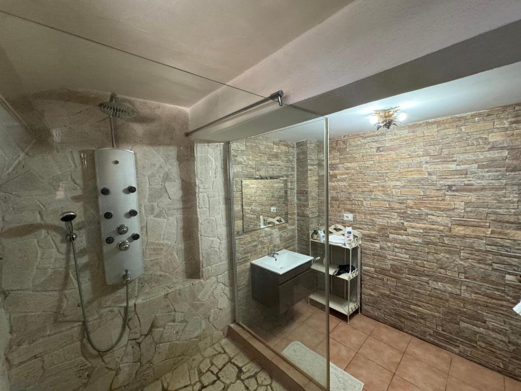 y baño con ducha y lavamanos. en taverna Anto en Varcaturo