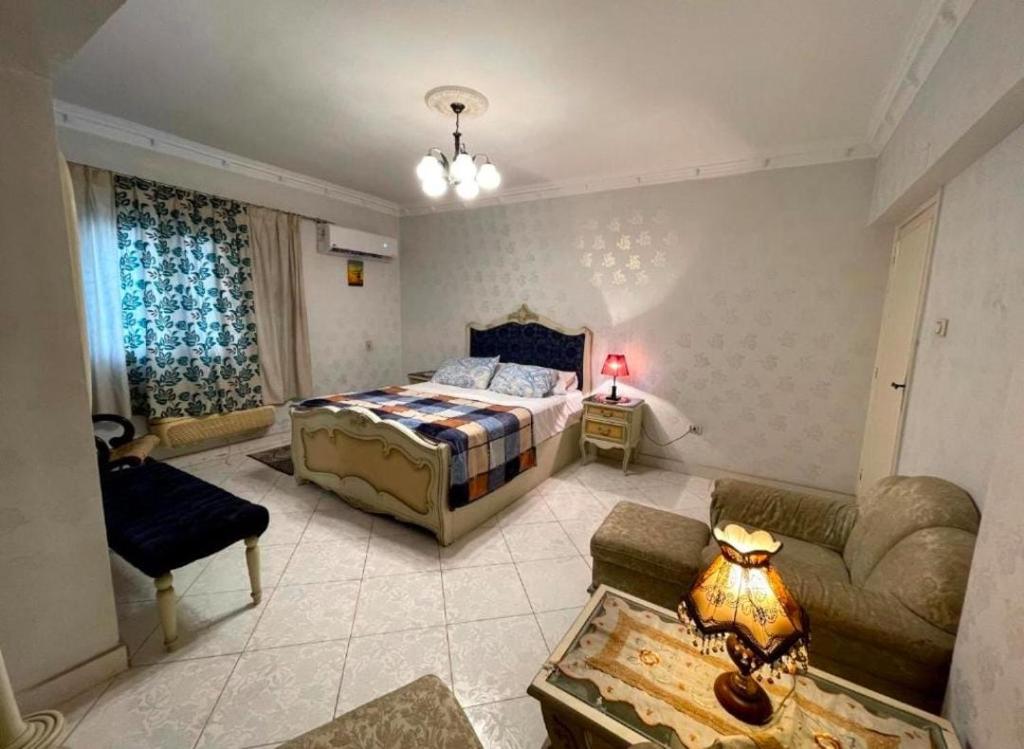 een slaapkamer met een bed en een woonkamer bij Room for transit near airport in Caïro